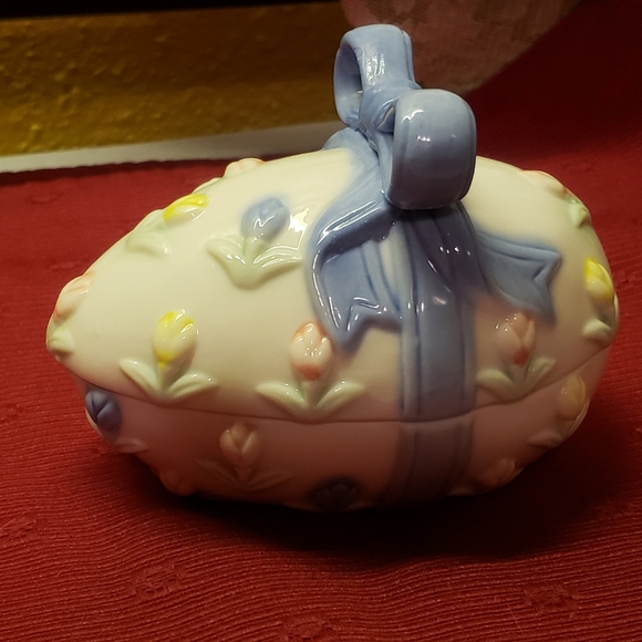 Vtg Porcelain Easter Egg Trinket Box Flowers & Bow - Picture 3 of 10